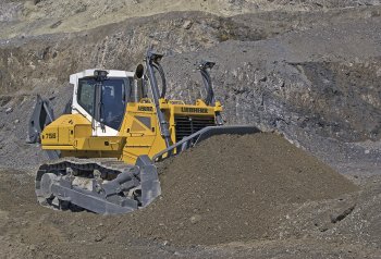 Nový buldozer Liebherr PR 756 Litronic při rozhrnování štěrkopísku