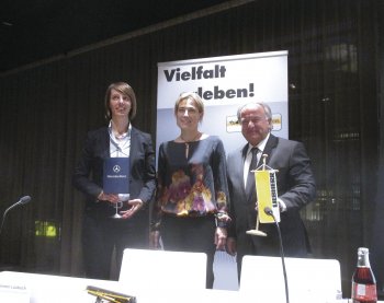 Z tiskové konference - zleva Doreen Laubsch, Mercedes-Benz Ősterreich GmbH, Sylvie Leiss, Trimble Germany GmbH a Otto Singer, Liebherr-Werk Bischofshofen GmbH