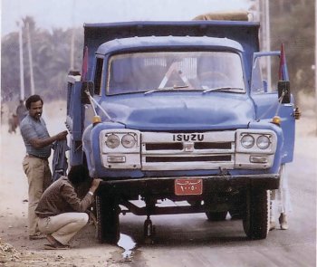 Isuzu TX (1979), 120/88 (k/kW), řadový šestiválec 6,9 l
