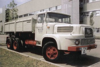 Krupp AK 380 (1968), 265/195 (k/kW), vidlicový osmiválec s přímým vstřikováním 12,8 l