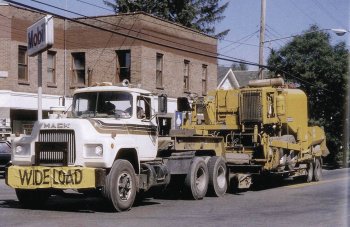 Mack RL 700 (1970), 325/241 (k/kW), vidlicový osmiválec 14,2 l