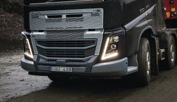 Detailní záběr na robustní nárazník, který byl prodloužen o 132 mm dopředu, aby v nepříznivých podmínkách zachycoval první nárazy a tím chránil ostatní důležité díly, jako například reflektory