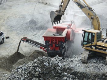 Čelisťový drtič FINLAY J 1170 při práci v lomu
