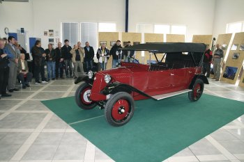 Osobní automobil TATRA 12 s neobvyklou šestimístnou karoserií