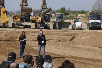 Show spolu s moderátorkou Hanou Koutnou zahájil Ing. Jan Kadubec, vedoucí marketingového oddělení Liebherr-Stavební stroje CZ s.r.o.