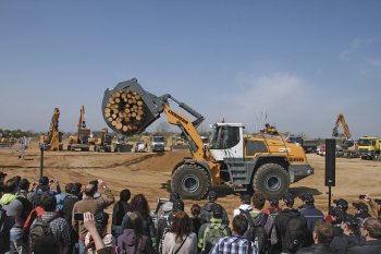Následně se předvádí řada strojů jako například kolový nakladač L 566, který převáží veliké množství klád
