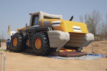 I děti si přišly na své. Čekal na ně například obří nafukovací kolový nakladač Liebherr