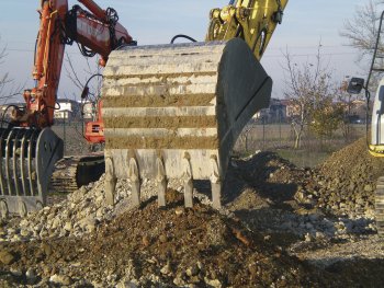 Vibrační lžíce VIBBRA působí při těžbě silou o 30% vyšší než by tomu bylo bez vibrace a umožňují tak zvětšit výkon rypadel nebo volit menší rypadlo pro těžbu těžko rozpojitelné zeminy.