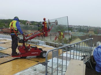 Nasazení manipulátorů při rekonstrukci terasy na budově E-GATE v Praze. Hlavním důvodem nasazení manipulátorů bylo zvýšení bezpečnosti na stavbě. Rekonstrukce proběhla s pomocí dvou pracovníků místo standardního pětičlenného týmu.