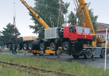 Pomocí dvou jeřábů byl „jezevčík“ Tatra naložen na podvalník