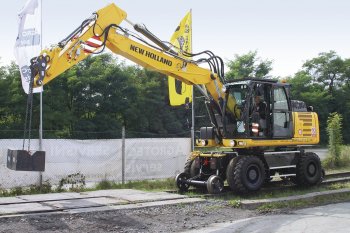 Jak je z obrázku zřejmé předchozí model, který byl distribuovaný pod značkou NEW HOLLAND je identické dvojče