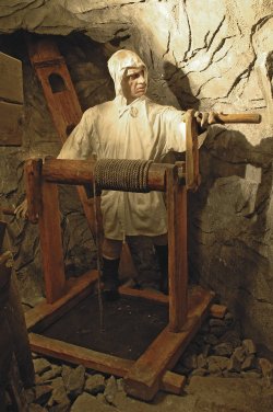 Hašplíř obsluhující ve středověku důlní vrátek.