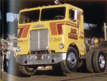 White Freightliner Puller (1976), řadový šestiválec 750/551 (k/kW) 14,8 l