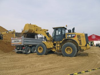 Ukázka nakládky přepravního vozidla TATRA nakladačem Cat 966M XE. Fotografie z Cat Roadshow 2016