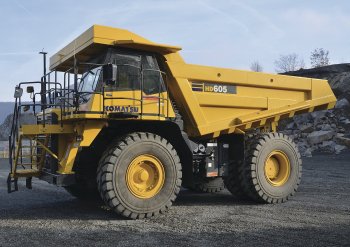 Pevný dampr KOMATSU HD605-7 s nosností 63 tun