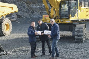 Slavnostní předání. Zleva Ing. Daniel Sys, Ing. Tomáš Nezbeda a Ing. Jaromír Kůrka