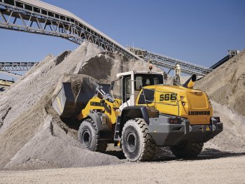 Liebherr L 566 XPower při nakládce materiálu. Díky pohonu pojezdu s rozvětvením výkonu XPower překonává kolový nakladač jak krátké, tak i dlouhé vzdálenosti s maximální efektivitou. Vysoký výkon nového stroje zvyšuje produktivitu provozu.