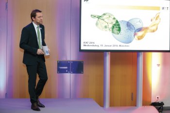 Stefan Rummel, výkonný ředitel Messe München GmbH při zahajovacích projevech na setkání bauma IFAT Mediendialog 2016.