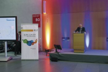 Klaus Dittrich, předseda a CEO Messe München GmbH při zahajovacích projevech na setkání bauma IFAT Mediendialog 2016.