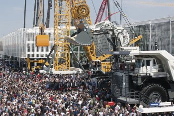 Pohled na venkovní expozici Liebherr na veletrhu bauna 2013.