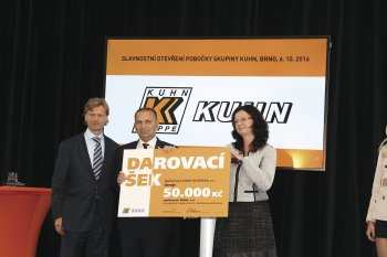Při této příležitosti společnost KUHN-BOHEMIA a.s. darovala šek v hodnotě 50 000 Kč