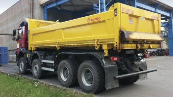 Třístranný sklápěč na podvozku Volvo s hydraulickou bočnicí a hydraulicky odjišťovaným čelem