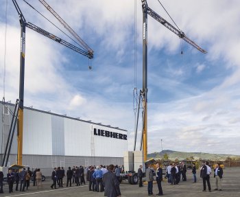 V říjnu 2015 společnost Liebherr poprvé představila nový jeřáb svým prodejcům ve španělském výrobním závodě Pamplona.
