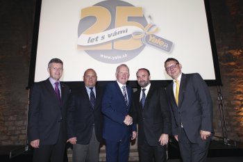 Zleva <b>Ing. Ivan Musil</b> – Výkonný ředitel – YALE CZ, <b>Artur Bocheński</b> – Yale Territory Manager – Eastern Europe and Baltics – HY Group, <b>Harry Sands</b> – Managing Director for the EMEA – HY Group, <b>Jan Pachman</b> – Jednatel a minoritní vlastník – YALE CZ, <b>Markus Rosenkranz</b> – Area Business Director Eastern Europe – HY Group
