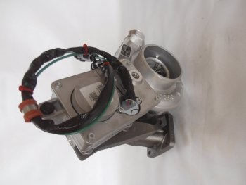 Turbodmychadlo BorgWarner Schwitzer S300BV s elektronickou regulací a systémem natáčecích lopatek turbíny
VTG.