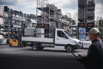 Přepravu stavebnin v městských aglomeracích zvládne Sprinter s motory EU 6.