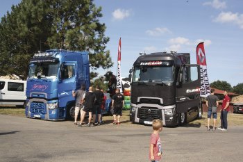 Velký zájem poutal překrásný tahač Renault T 520 HSC dopravní firmy Ywette Camion 2000. Typická modrá metalická barva byla zdobena úžasným airbrushovým designem