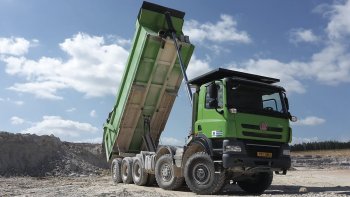 Speciální jednostranný sklápěč na podvozku TATRA 10&times;8