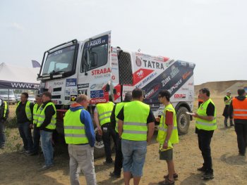 Dakarská Tatra Davida Vršeckého s hloučkem zájemců