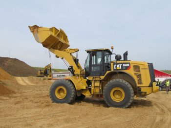 Nakladač Cat® 966M XE při vážení písku