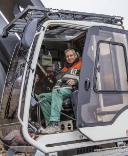 Usměvavý a spokojený pan David Mikolášek, který se strojem Liebherr LB 24 pracuje a jenž nám zodpověděl
i naše otázky