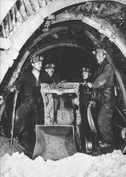 Skupina havířů se lžícovým nakladačem NL12V v podzemí dolu Zdeněk Nejedlý (1965)