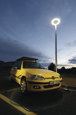 Prototyp nabíjecí stanice vestavěné do sloupu veřejného osvětlení – nabíjení elektromobilu Peugeot 106 Electric