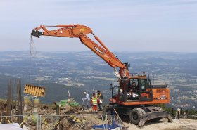 Doosan pod Sněžkou při výstavbě čtyřsedačkové lanovky z polského města Karpacz