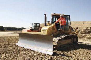 Roman jezdí 23 let a vyzkoušel snad všechny značky. Nyní jezdí na dozeru KOMATSU D61 PXi