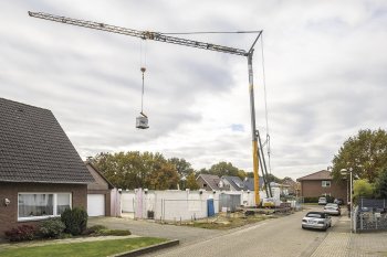 Jeřáb L1-24 s vyložením 25 m při stavbě rodinného domu v dolnosaském Nordhornu.