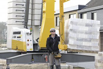 Jeřábníci firmy Klippert Bau GmbH jsou s novým hydraulickým rychlestavitelným jeřábem spokojeni.