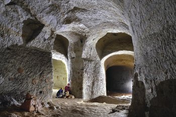 Výrubní kaverny mnohdy připomínají interiér románské baziliky. Podzemí střeží hliněný pes na křižovatce štol.
