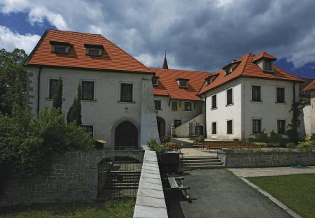 Dům Mince, který do roku 1420 byl sídlem královského horního úřadu (dnes budova Regionálního muzea v Jílovém u Prahy)