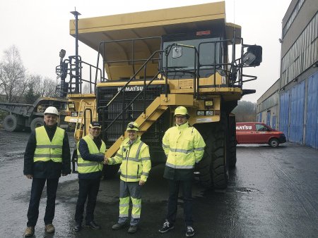Zleva Jiří Bosák, Daniel Sys, Karol Csubara, ředitel závodu Prachovice, Cemex, Marek
Šimík, Procurement Manager, Cemex
