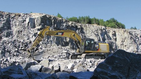 Cat<sup>&reg;</sup> 336 F se v lomu Litická Skuteč nezastaví. Až bude připravený rozval naložen, připne obsluha hydraulické kladivo a pustí se do rozbíjení větších kusů kamene