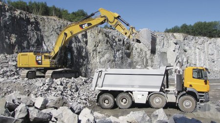 Caterpillar nakládá Tatru. V českých pískovnách a lomech poměrně častá kombinace