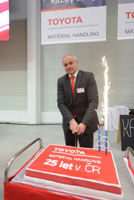 Unikátní ručně vedené vozíky Staxio s výsuvným stožárem kombinují kompaktní design ručně vedených zakladačů s přednostmi retraků. Výsledkem jsou přizpůsobivé stroje, které dokáží manipulovat s jakoukoli paletou až do výšky 4,8 m.