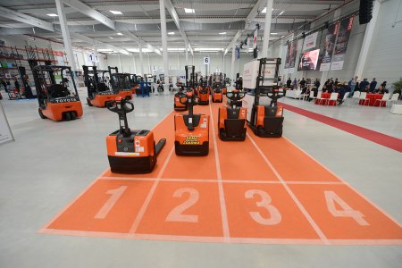 BT Staxio HWE100 je stabilní a velmi dobře se řídí - také díky 5 bodovému šasi, které znamená pevné opěrné body i na nerovných površích.