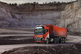 Norská společnost pořizuje kompletní systém přepravy. Autonomní nákladní vozy budou jezdit v jejím vápencovém dolu