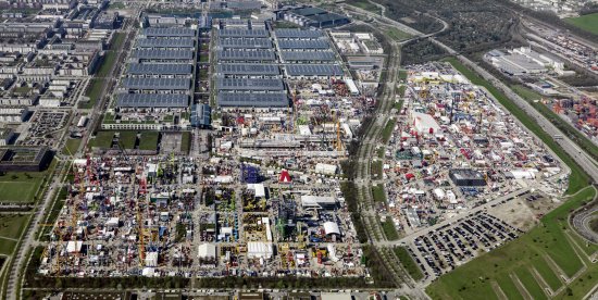 Letecký pohled na výstavní plochu přesahující 7 000 m², v horní části haly, dole a vpravo venkovní expozice